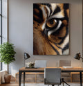 Close realista do olho âmbar de um tigre com pelagem laranja e listras pretas e brancas, quadro decorativo