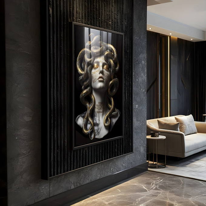 Busto de Medusa em mármore branco com serpentes douradas sobre fundo preto, quadro decorativo