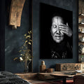 Retrato em preto e branco de mulher idosa de olhos fechados com a mão sobre o rosto, quadro decorativo