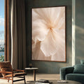 Quadro Decorativo Floral Elegante | quadros decorativos para sala | Flor branca com pétalas texturizadas em tons bege e creme com luz natural | Porao dos Quadros
