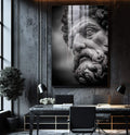 Quadro Decorativo Busto Clássico Preto e Branco | quadros decorativos para sala | Busto clássico em preto e branco com detalhes de barba encaracolada e feições nobres em iluminação teatral. | Porao dos Quadros