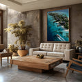 Vista aérea de ilha tropical com bangalôs, palmeiras, mar turquesa e lancha, quadro decorativo
