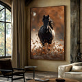 Cavalo preto de crina ao vento galopando entre folhas secas de outono em tons terrosos, quadro decorativo