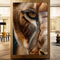 Quadro Decorativo Majestade do Leão | quadros decorativos para sala | Olho de coruja com penas marrom, branco e dourado em detalhes realistas e texturizados. | Porao dos Quadros