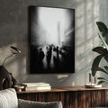 Quadro Decorativo Urbanidade em Preto e Branco | quadros decorativos para sala | Cena urbana em preto e branco com pedestres em rua nebulosa e edifícios ao fundo | Porao dos Quadros