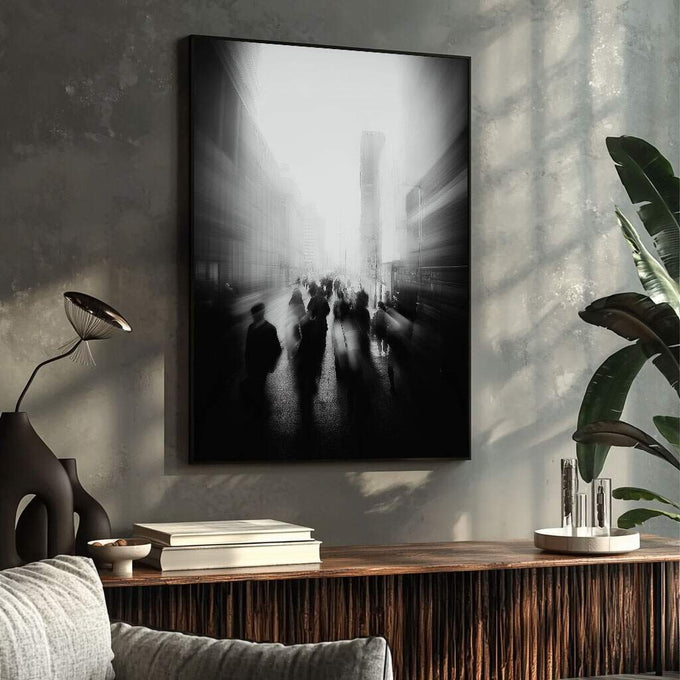 Quadro Decorativo Urbanidade em Preto e Branco | quadros decorativos para sala | Cena urbana em preto e branco com pedestres em rua nebulosa e edifícios ao fundo | Porao dos Quadros