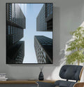 Quadro Decorativo Visões de Arranha-Céus | quadros decorativos para sala | Perspectiva de edifícios urbanos em vidro e concreto convergindo para céu azul claro | Porao dos Quadros