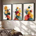 Quadro Decorativo Abstrato Trifásico Colorido | quadros decorativos para sala | Composição abstrata com esferas coloridas, linhas dinâmicas em amarelo, azul e vermelho em 3 telas | Porao dos Quadros