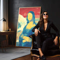 Quadro Decorativo - Mona Lisa Moderna | quadros decorativos para sala | Mona Lisa em Pop Art com tons azuis profundos, amarelos vibrantes e detalhes em salmão em composição clássica reinterpretada. | em Quadros para Sala | Porao dos Quadros