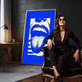 Quadro Decorativo Ousadia em Azul Vibrante | quadros decorativos para sala | Boca aberta em branco com tipografia em azul vibrante, técnica halftone pop art | em Quadros para Sala | Porao dos Quadros