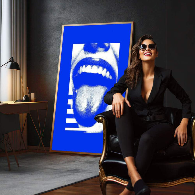 Quadro Decorativo Ousadia em Azul Vibrante | quadros decorativos para sala | Boca aberta em branco com tipografia em azul vibrante, técnica halftone pop art | em Quadros para Sala | Porao dos Quadros