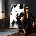 Retrato de mulher em preto e branco com pincelada branca cobrindo os olhos, quadro decorativo