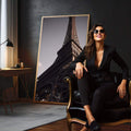 Quadro Decorativo Torre Eiffel Elegante | quadros decorativos para sala | Torre Eiffel estruturada em tons dourados e preto com iluminação dramática | em Quadros para Sala | Porao dos Quadros
