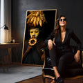 Mulher africana com pintura facial, milho na cabeça e bebê no colo em fundo preto, quadro decorativo