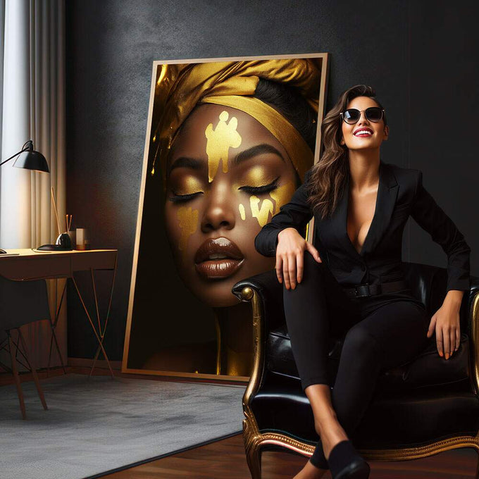 Quadro Decorativo Feminino Dourado Luxuoso | quadros decorativos para sala | Mulher com rosto iluminado por reflexos dourados e luz refratada sobre fundo preto e dourado | em Quadros para Sala | Porao dos Quadros
