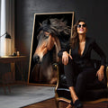 Quadro Decorativo Cavalo Majestoso | quadros decorativos para sala | Cavalo marrom com crina preta fluida em retrato artístico com fundo escuro e iluminação dramática. | em Quadros para Sala | Porao dos Quadros