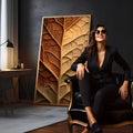 Folha em close com nervuras em degradê terracota, dourado e verde oliva, quadro decorativo