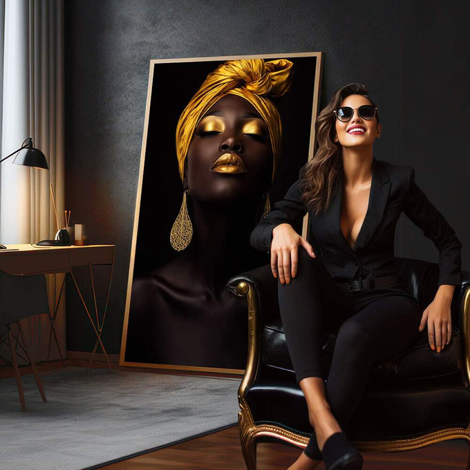 Quadro Decorativo Feminino Elegante | quadros decorativos para sala | Mulher com turbante dourado, pele iluminada e lábios dourados contra fundo preto absoluto. | em Quadros para Sala | Porao dos Quadros