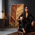 Quadro Decorativo Folha Gigante Aconchegante | quadros decorativos para sala | Folha em relevo com degradê de âmbar a dourado, iluminação dramática realçando textura tátil | em Quadros para Sala | Porao dos Quadros