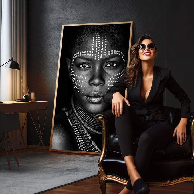 Quadro Decorativo Retrato Intenso | quadros decorativos para sala | Mulher africana com padrões geométricos brancos no rosto em preto e branco, olhar intenso e direto | em Quadros para Sala | Porao dos Quadros