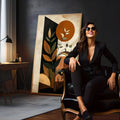 Folhagens estilizadas diante de sol laranja e blocos preto e bege em estilo boho, quadro decorativo