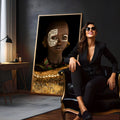 Criança africana com pintura facial branca, búzios e adornos dourados em fundo preto, quadro decorativo