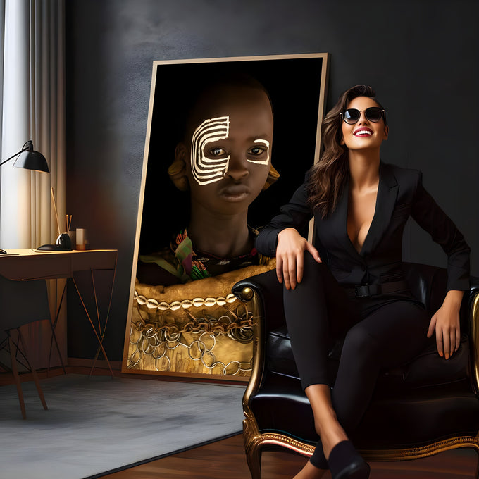 Criança africana com pintura facial branca, búzios e adornos dourados em fundo preto, quadro decorativo