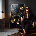 Borboleta preta com detalhes dourados entre flores douradas em fundo preto, quadro decorativo