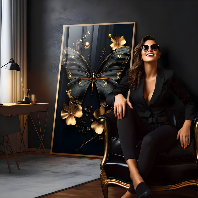 Borboleta preta com detalhes dourados entre flores douradas em fundo preto, quadro decorativo