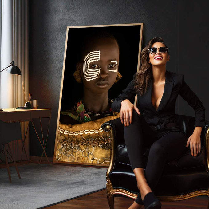 Quadro Decorativo Elegância Cultural | quadros decorativos para sala | Retrato africano com máscara dourada geométrica e adornos tradicionais em ouro | em Quadros para Sala | Porao dos Quadros