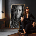 Quadro Decorativo Mulher Forte em Preto e Branco | quadros decorativos para sala | Retrato de mulher africana com tatuagens rituais em preto e branco com composição contemplativa | em Quadros para Sala | Porao dos Quadros