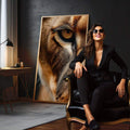 Quadro Decorativo Majestade do Leão | quadros decorativos para sala | Olho de coruja com penas marrom, branco e dourado em detalhes realistas e texturizados. | em Quadros para Sala | Porao dos Quadros