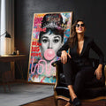 Quadro Decorativo Elegância em Preto e Branco | quadros decorativos para sala | Mulher em preto e branco com chiclete rosa e frases coloridas em estilo pop art urbano | em Quadros para Sala | Porao dos Quadros