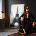 Quadro Decorativo Torre Eiffel em Preto e Branco | quadros decorativos para sala | Torre Eiffel cinzenta em névoa branca, composição atmosférica vertical | em Quadros para Sala | Porao dos Quadros