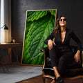 Quadro Decorativo Folhas Verdes Vibrantes | quadros decorativos para sala | Folha verde com gotas de orvalho em macrofotografia detalhada com luz natural | em Quadros para Sala | Porao dos Quadros