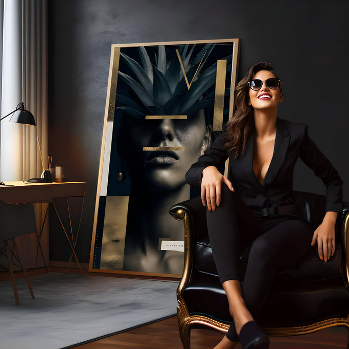 Rosto de mulher em tons escuros com folhas de agave e faixas douradas geométricas, quadro decorativo