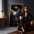 Rosto feminino de olhos fechados em tom preto com rachaduras e folhas de ouro, quadro decorativo