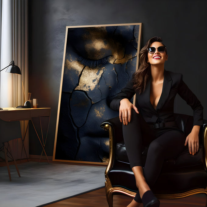 Rosto feminino de olhos fechados em tom preto com rachaduras e folhas de ouro, quadro decorativo