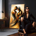 Casal abstrato de rosto colado em linhas fluidas douradas, laranja e pretas, quadro decorativo