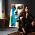 Rosto de mulher em retícula preto e branco com formas geométricas azul, amarela e vermelha, quadro decorativo