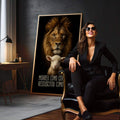 Quadro Decorativo Leão e Cordeiro | quadros decorativos para sala | Leão dourado com cordeiro branco em composição realista sobre fundo preto com frase inspiradora | em Quadros para Sala | Porao dos Quadros