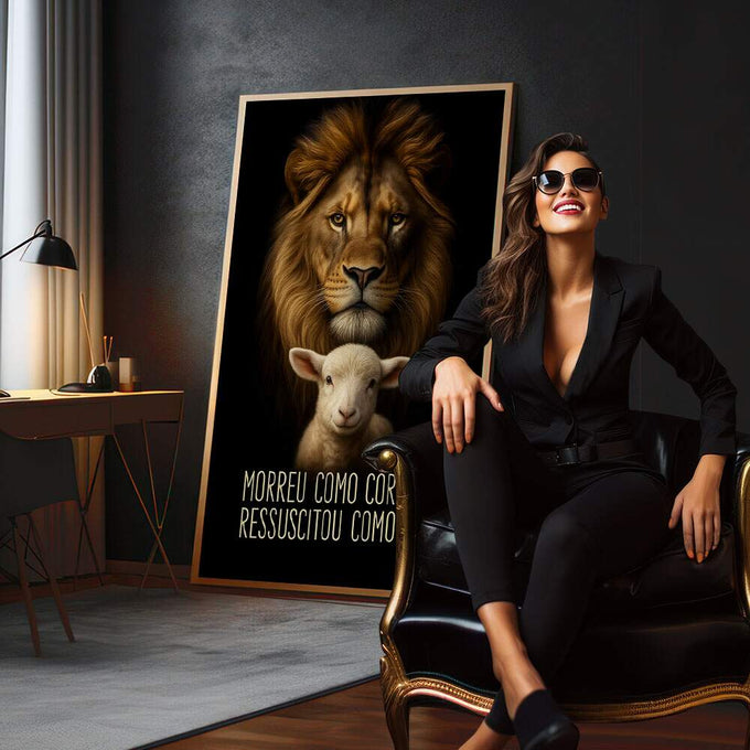 Quadro Decorativo Leão e Cordeiro | quadros decorativos para sala | Leão dourado com cordeiro branco em composição realista sobre fundo preto com frase inspiradora | em Quadros para Sala | Porao dos Quadros