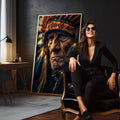 Quadro Decorativo - O Líder Indígena em Arte | quadros decorativos para sala | Retrato indígena com cocar vermelho e dourado em realismo dramatizado com tons quentes e azul profundo. | em Quadros para Sala | Porao dos Quadros