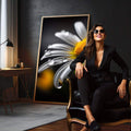 Quadro Decorativo Margarida Radiante | quadros decorativos para sala | Margarida com pétalas brancas e centro amarelo coberto por gotas de orvalho sobre fundo preto | em Quadros para Sala | Porao dos Quadros