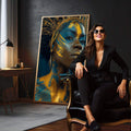 Quadro Feminino Azul e Dourado - Poder e Beleza | quadros decorativos para sala | Mulher com rosto e corpo cobertos em padrões geométricos dourados e azuis vibrantes com ornamentos | em Quadros para Sala | Porao dos Quadros