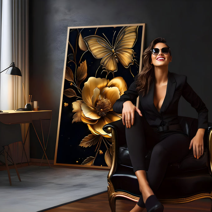 Flor dourada aberta e borboleta dourada sobre fundo preto com folhas metálicas, quadro decorativo