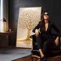 Árvore da vida com tronco dourado entrelaçado, folhas brancas em relevo sobre fundo creme, quadro decorativo