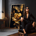 Quadro Decorativo Elegância Dourada Floral | quadros decorativos para sala | Rosa dourada com borboleta em fundo preto, iluminada com luz radiante e partículas flutuantes | em Quadros para Sala | Porao dos Quadros