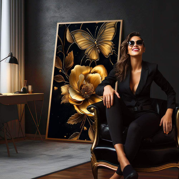 Quadro Decorativo Elegância Dourada Floral | quadros decorativos para sala | Rosa dourada com borboleta em fundo preto, iluminada com luz radiante e partículas flutuantes | em Quadros para Sala | Porao dos Quadros