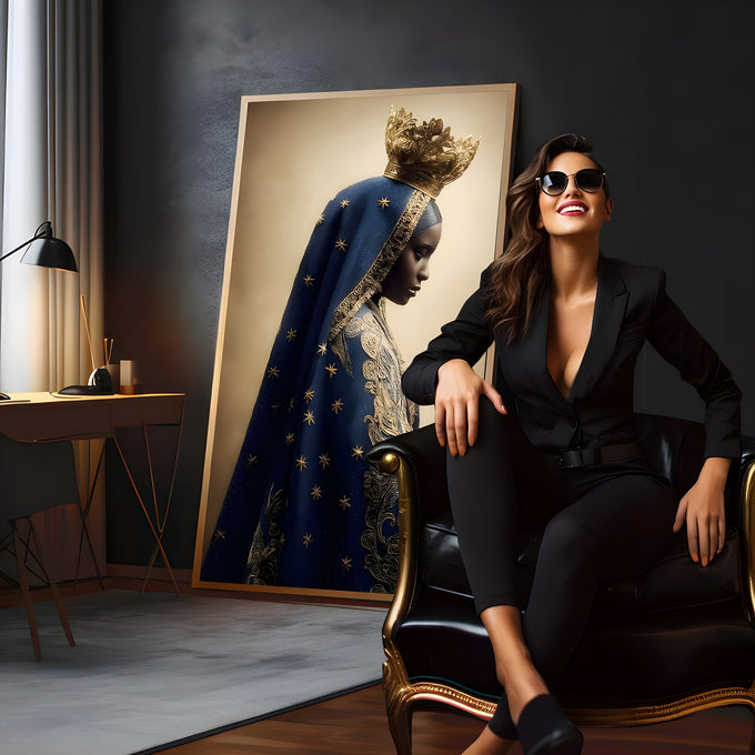 Nossa Senhora Aparecida negra de perfil com manto azul estrelado e coroa dourada, quadro decorativo